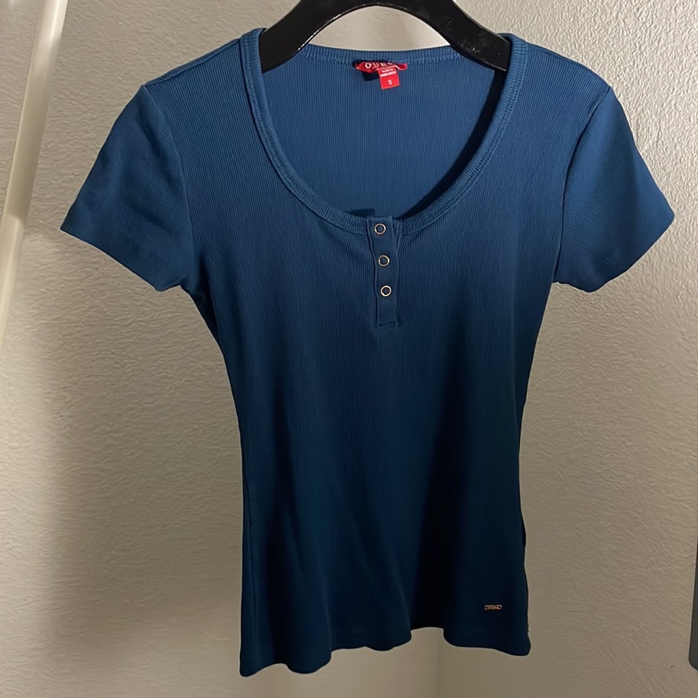 Women’s form flattering, button detail, Guess top